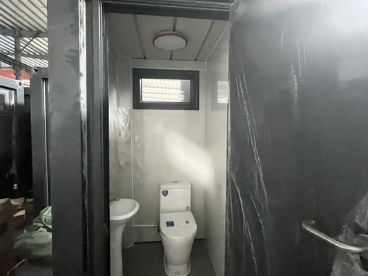 2.4M X 1M Flat Pack Portable Toilet Dengan Frame yang Lebih Kuat Dan Dinding yang Terisolasi, Pipa dan Kawat Prefabrikasi